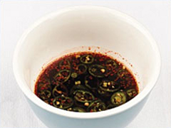 青唐辛子はみじん切りにし、味付け材料と混ぜてソースを作る。